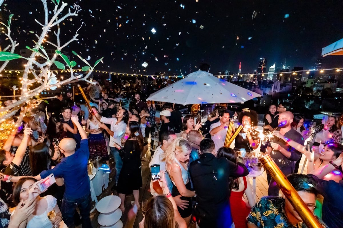 Khách nhảy múa tại rooftop bar Banana Mama